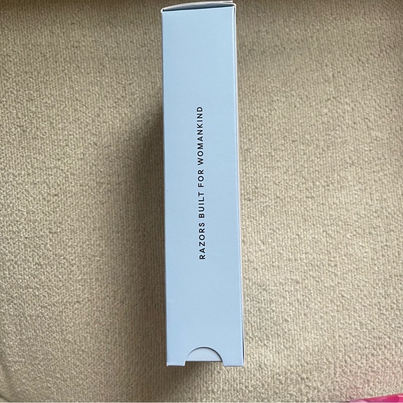 Billie Razor Kit - 1 Handle + 2 Blade Refills + Magnetic Holder - Cool Blue - Picture 11 of 11